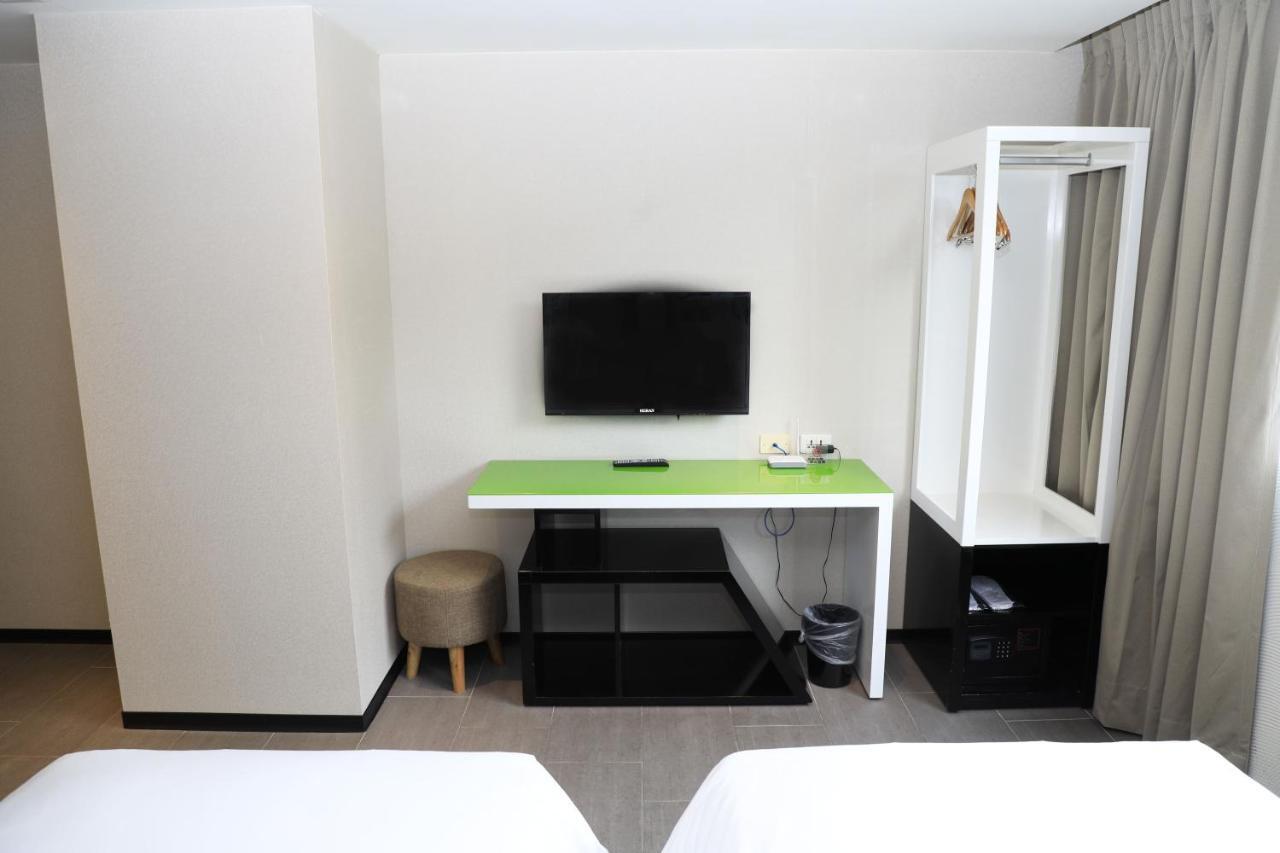 Wholesome Hotel Тайпей Екстериор снимка